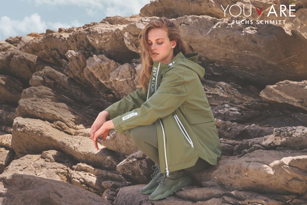Fuchs-Schmit_spring_summer_2023_medium_Fuchs_Schmitt_FW23_Motive_Outerwear_90572_Look_06_1891_Imagebild mit Logo_v1