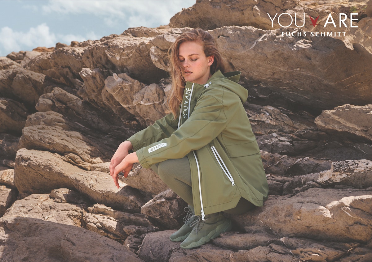 Fuchs-Schmit_spring_summer_2023_medium_Fuchs_Schmitt_FW23_Motive_Outerwear_90572_Look_06_1891_Imagebild mit Logo_v1